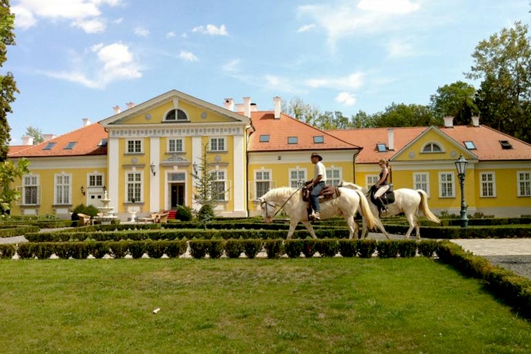 Hubschrauberflug zum Schlosshotel Hertelendy in Ungarn