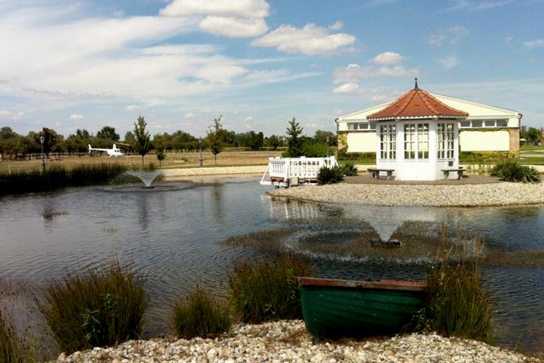 Hubschrauberflug zum Schlosshotel Hertelendy in Ungarn