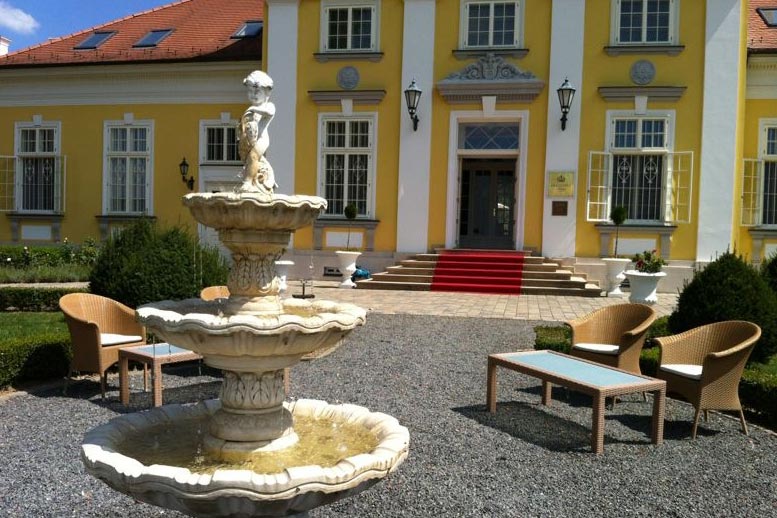 Hubschrauberflug zum Schlosshotel Hertelendy in Ungarn