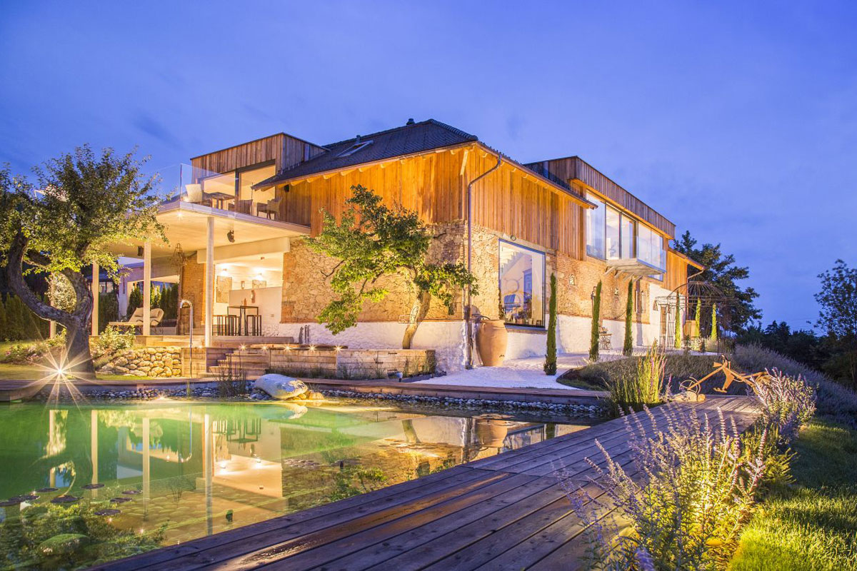 Außenansicht Loft am Abend mit Infinity-Pool